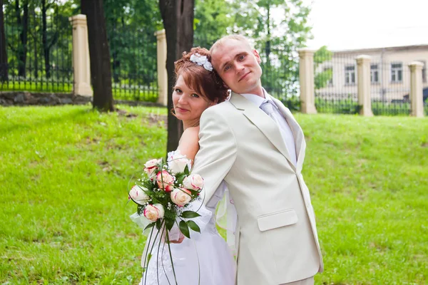 Happy groom and fiancee in a park on nature — Stock Photo, Image