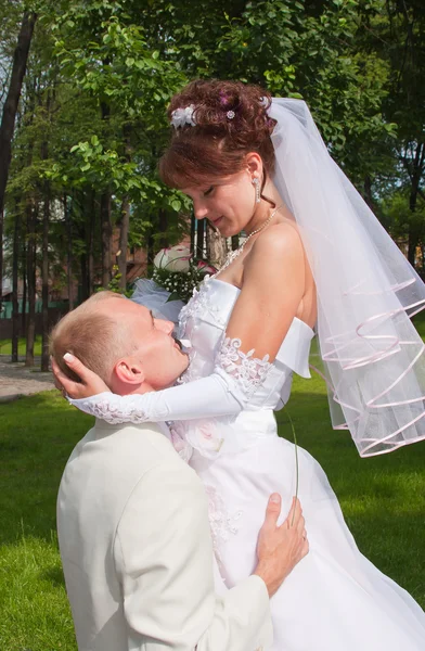 Ευτυχής γαμπρός και αρραβωνιαστικιά σε ένα πάρκο στην φύση — Φωτογραφία Αρχείου