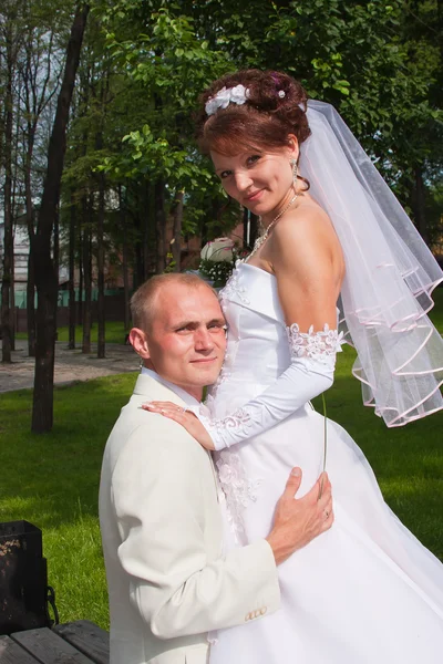 Noivo feliz e noiva em um parque na natureza — Fotografia de Stock