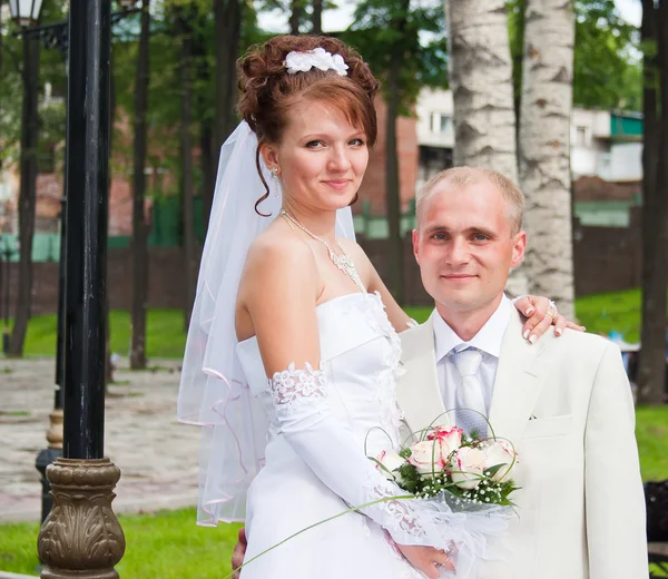 Счастливый жених и невеста в парке на природе — стоковое фото