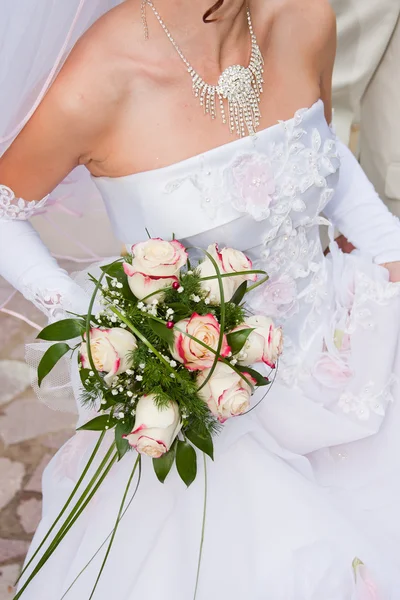 Buquê de casamento nas mãos de noiva — Fotografia de Stock