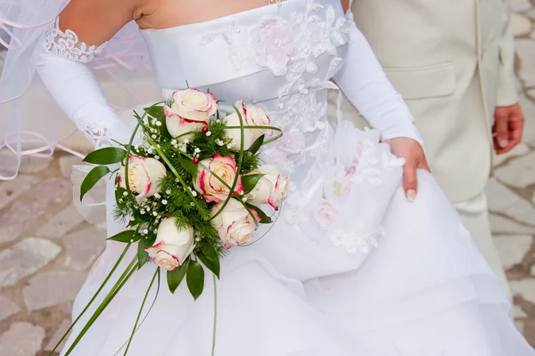 Buquê de casamento nas mãos de noiva — Fotografia de Stock