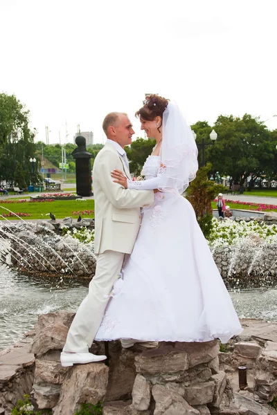 新郎和未婚妻在公园在一个喷泉 — 图库照片
