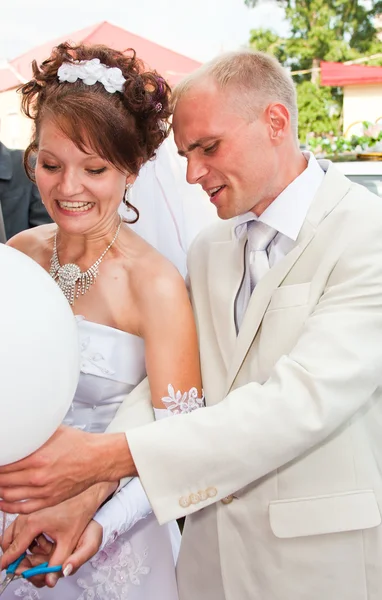 A groom and fiancee cut off air marbles — Stock Photo, Image