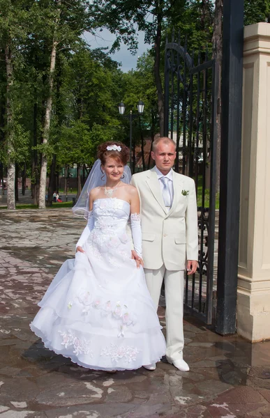 Felice sposo e fidanzata in una passeggiata in un parco — Foto Stock