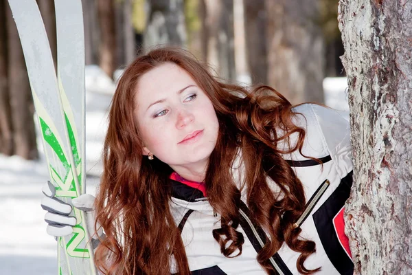 Donna in tuta sportiva con sci in campo — Foto Stock
