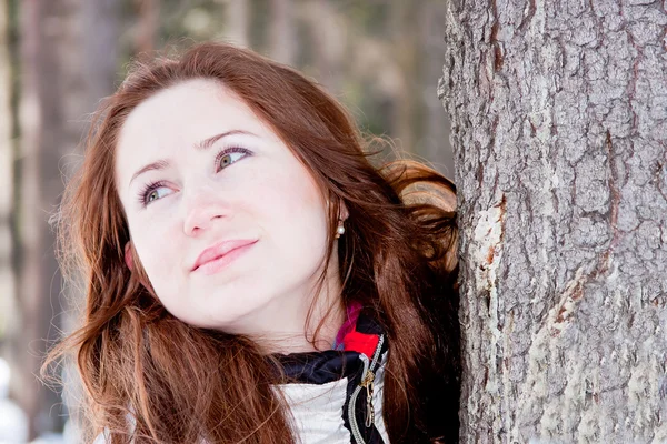 Frau im Sportanzug in der Nähe eines Baumes auf einem Feld — Stockfoto