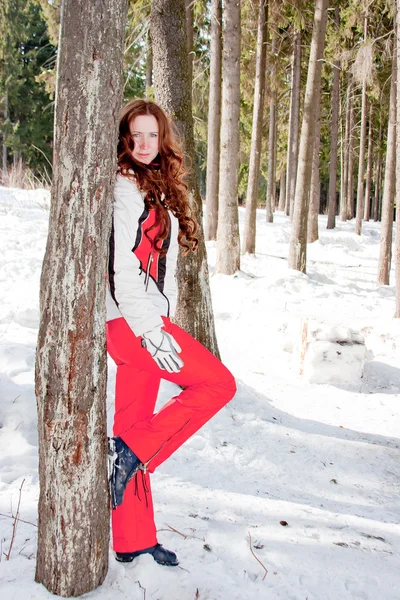 Frau im Sportanzug in der Nähe eines Baumes auf einem Feld — Stockfoto