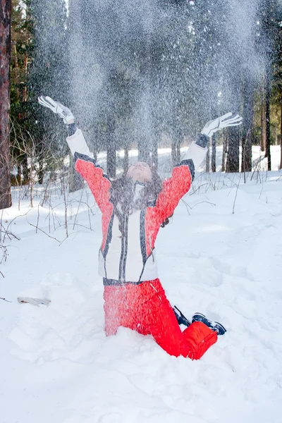 Donna in tuta sportiva lancia la neve sul campo — Foto Stock