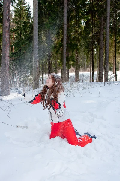 Donna in tuta sportiva lancia la neve sul campo — Foto Stock