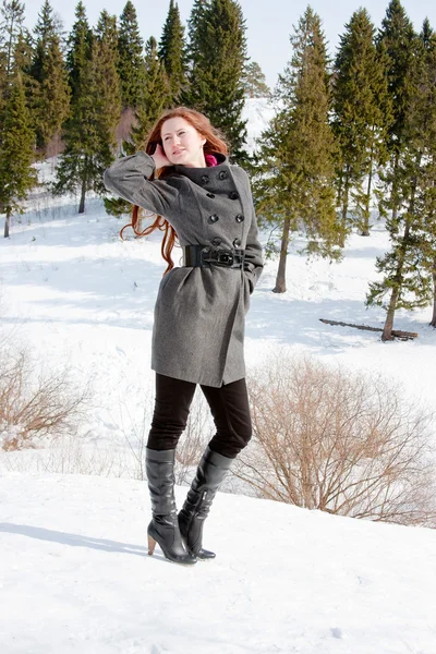 Frau im Winter auf dem Feld — Stockfoto