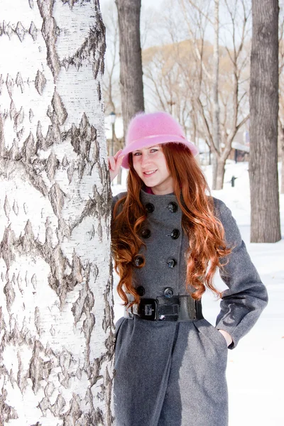 La mujer cerca del abedul en invierno en el parque —  Fotos de Stock