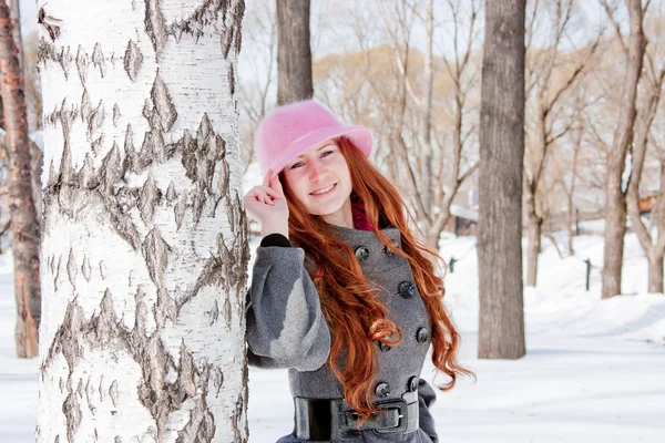Kobieta w pobliżu brzoza zimą w parku — Zdjęcie stockowe