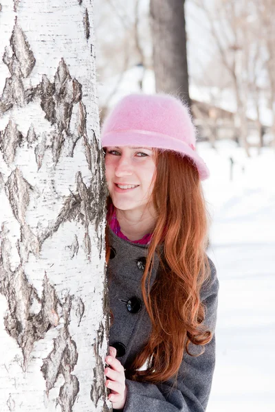 Frau in der Nähe einer Birke im Winter im Park — Stockfoto