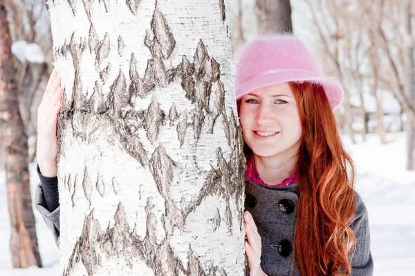 Frau in der Nähe einer Birke im Winter im Park — Stockfoto