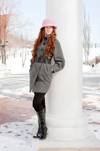 Frau ist im Winter in einem Park — Stockfoto