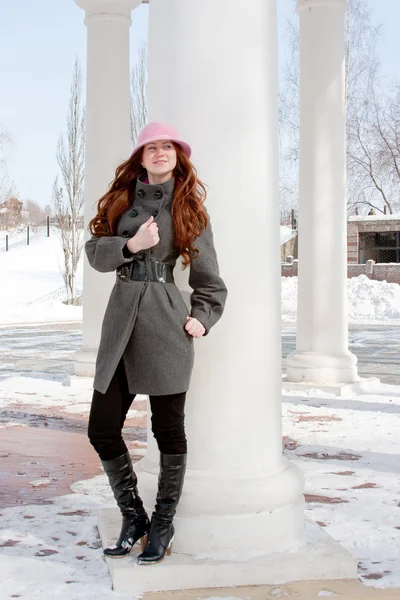 Mulher está no inverno em um parque — Fotografia de Stock