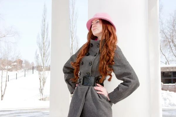 Mulher está no inverno em um parque — Fotografia de Stock