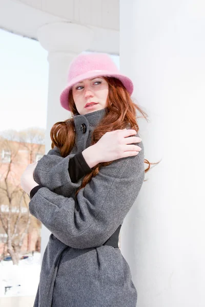 Kobieta jest w zimie w parku — Zdjęcie stockowe