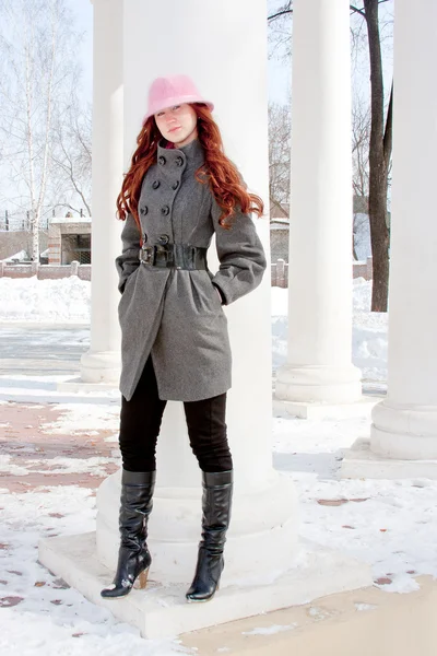 La donna è in inverno in un parco — Foto Stock