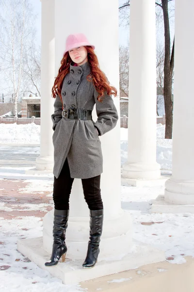 Mulher está no inverno em um parque — Fotografia de Stock