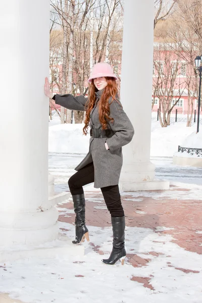 Frau ist im Winter in einem Park — Stockfoto