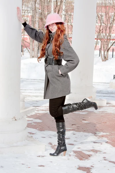 Mulher está no inverno em um parque — Fotografia de Stock