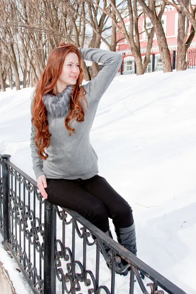 Woman is in winter in a park — Stock Photo, Image