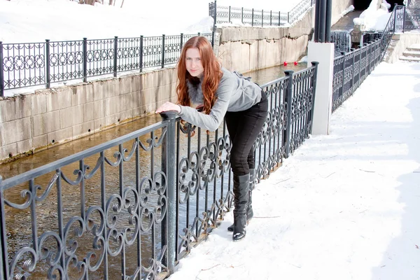 Woman is in winter in a park — Stock Photo, Image