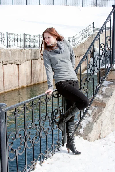 Mulher está no inverno em um parque — Fotografia de Stock