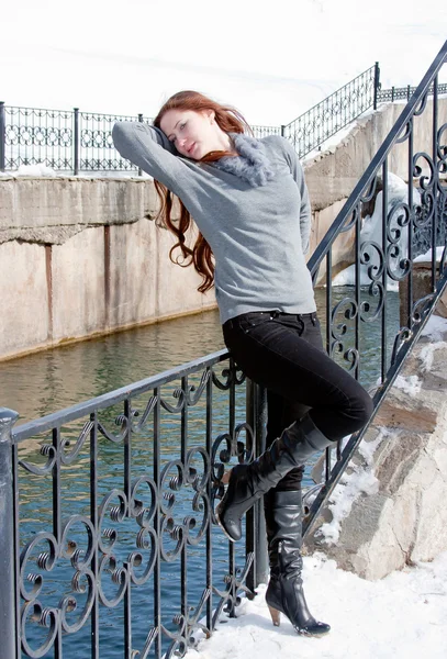 Femme est en hiver dans un parc — Photo