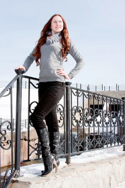 Woman is in winter in a park — Stock Photo, Image