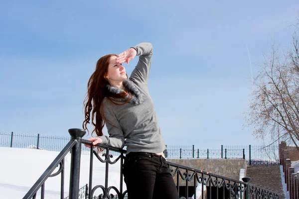 La donna è in inverno in un parco — Foto Stock