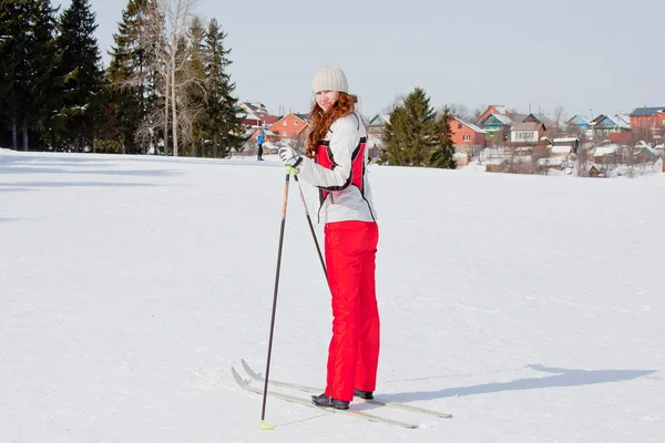 Kvinna i en sport kostym på skidor i-fältet — Stockfoto