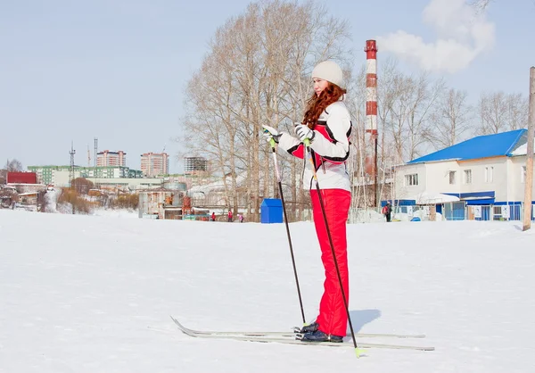 Femme en costume de sport sur skis — Photo