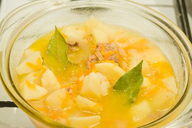 Gaz sobasında yemek hazırlığı