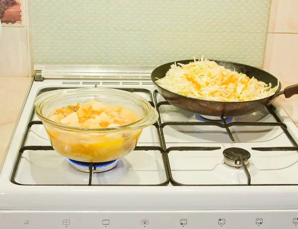 Preparación de la comida en una estufa de gas — Foto de Stock