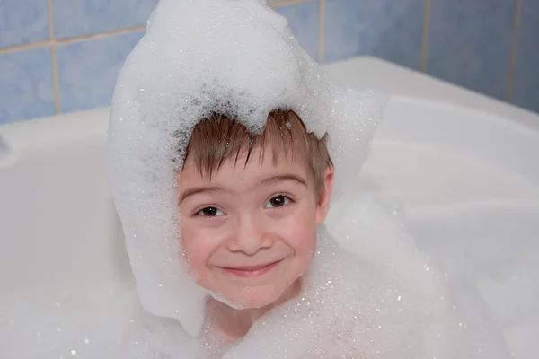 Een kleine jongen baadt in Bad — Stockfoto