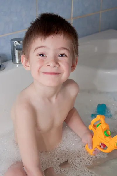Ein kleiner Junge badet in Badewanne — Stockfoto