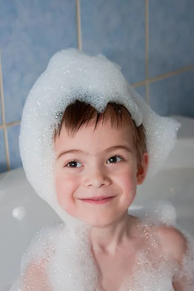 Een kleine jongen baadt in Bad — Stockfoto