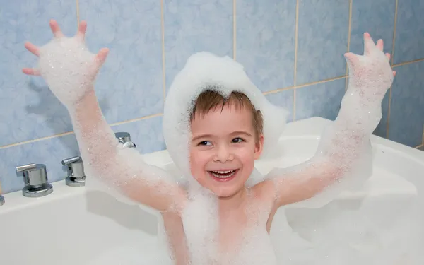 Küçük bir çocuk banyoda hidromasajlı küvet. — Stok fotoğraf