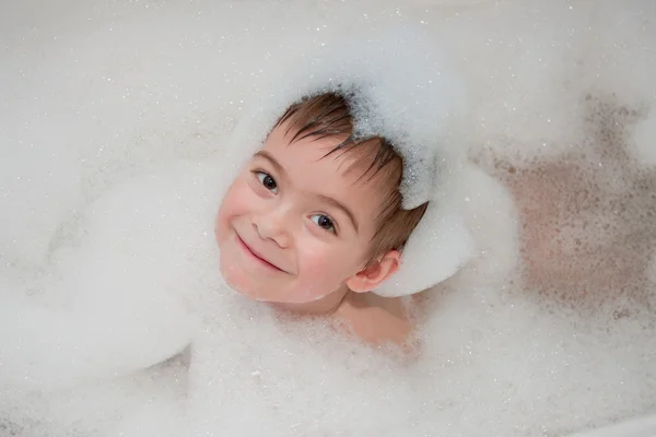 Ein kleiner Junge badet in Badewanne — Stockfoto