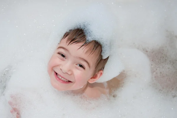 Un petit garçon se baigne dans le bain — Photo