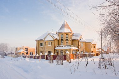 Kışın yeni modern evler