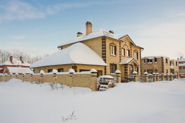 Kışın yeni modern evler