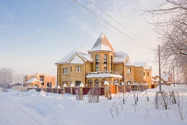 Nieuwe moderne huisjes in winter — Stockfoto