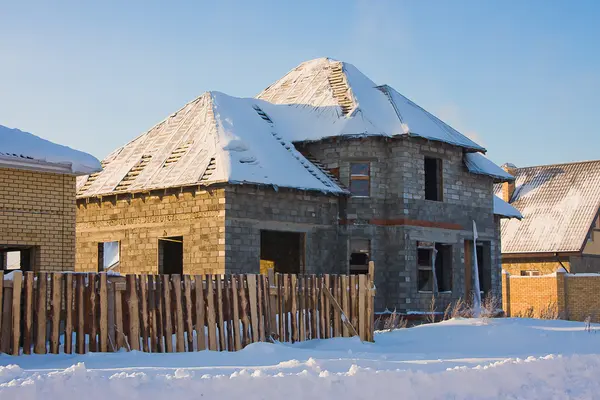 Nieuwe moderne huisjes in winter — Stockfoto