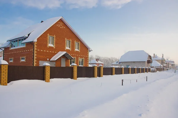 Nieuwe moderne huisjes in winter — Stockfoto