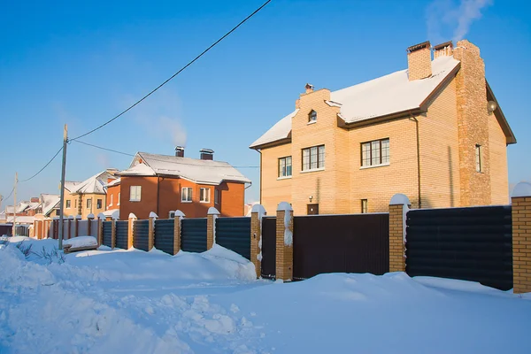 Nuevas cabañas modernas en invierno —  Fotos de Stock