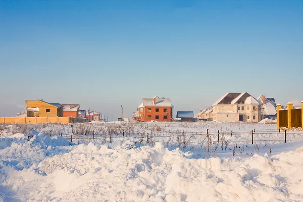 Nuevas cabañas modernas en invierno —  Fotos de Stock
